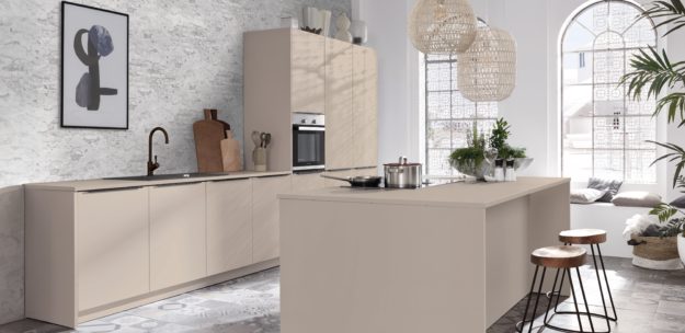 Bild einer modernen Küche in creme mit grosser Insel und Theke auf der Startseite von Mein Küchenatelier
