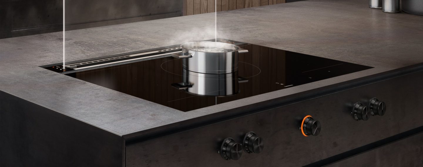 Mein Küchenatelier, Bild eines Kochfeldes mit Topf von Gaggenau auf Seite Geräte und Ausstattung