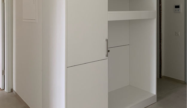 Mein Küchenatelier zeigt ein Bild eines Schrankes einer weissen Referenz-Küche auf Seite Küchen